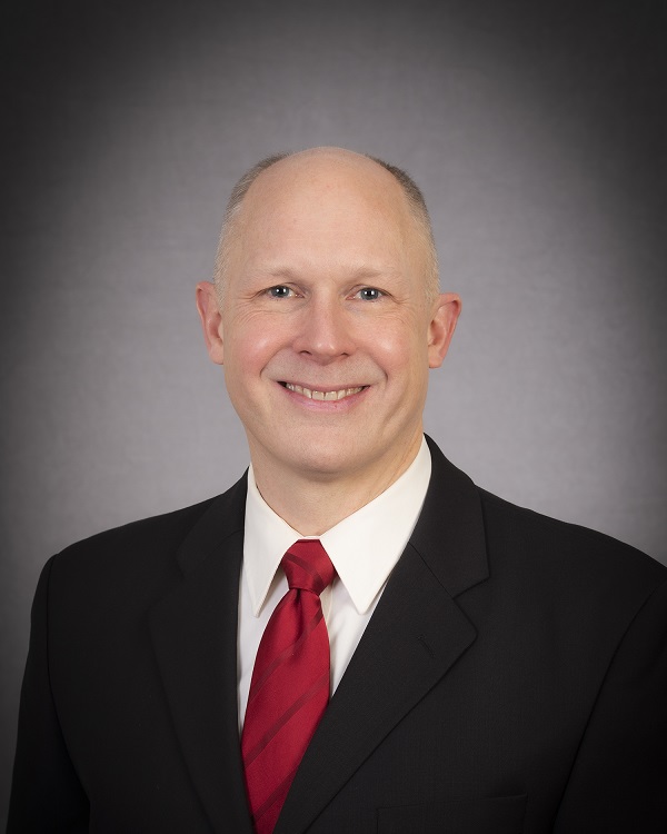 Derek L. MacInnis faculty photo