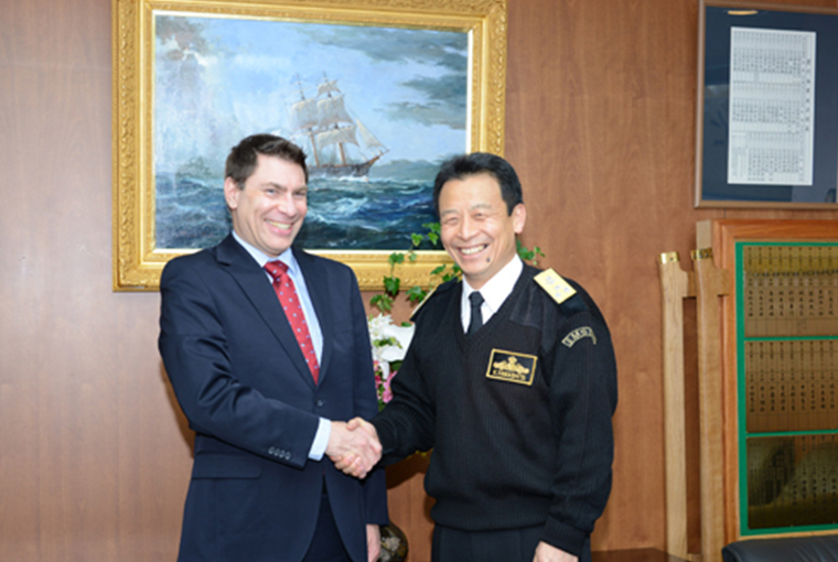Photo of James Kraska speaking with JMSDF Vice Adm. Kazuki Yamashita